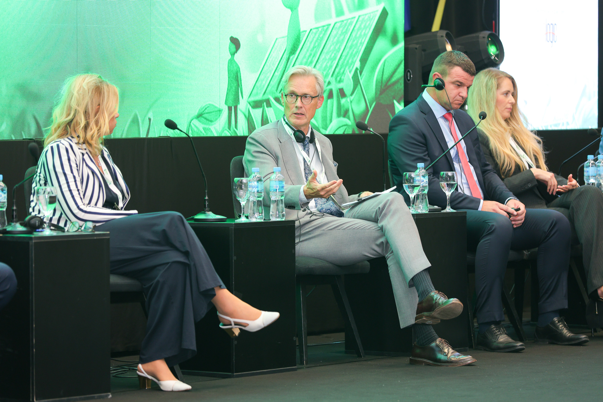 SEI’s Executive Director, Måns Nilsson (in the middle). Photo: Jasmin Agovic